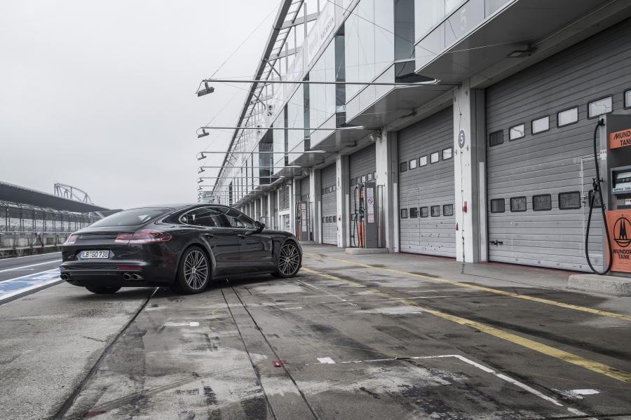  Porsche Panamera Turbo 2016 года  (фото 4 из 53)